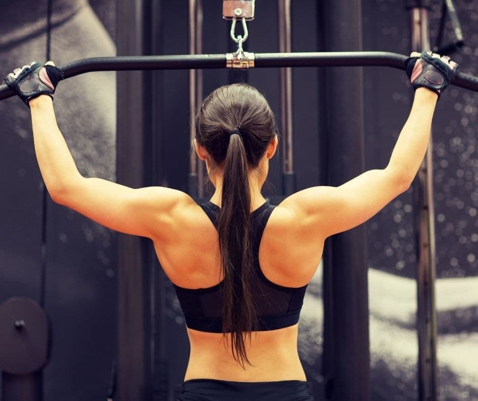 Frau beim Krafttraining Muskelwachstum