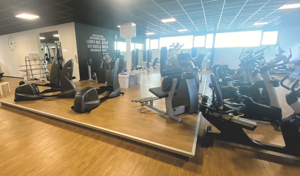 Cardiobereich auf einem Podest im Studio Bürstadt mit Crosstrainern und Ergometern