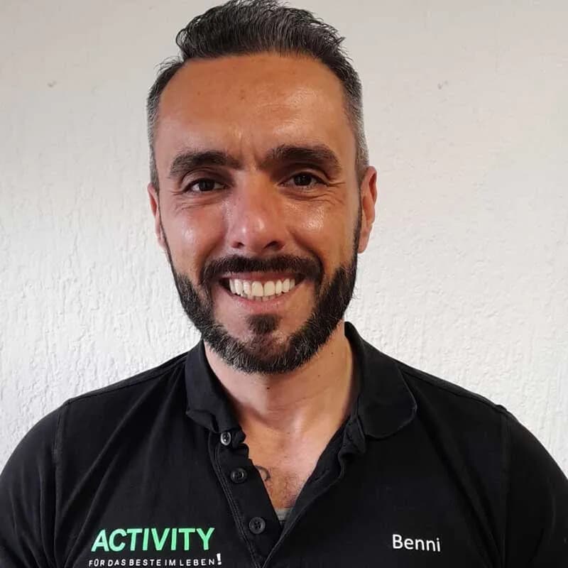 Benny, Studioleiter in Bürstadt, im schwarzen ACTIVITY-Shirt vor heller Wand