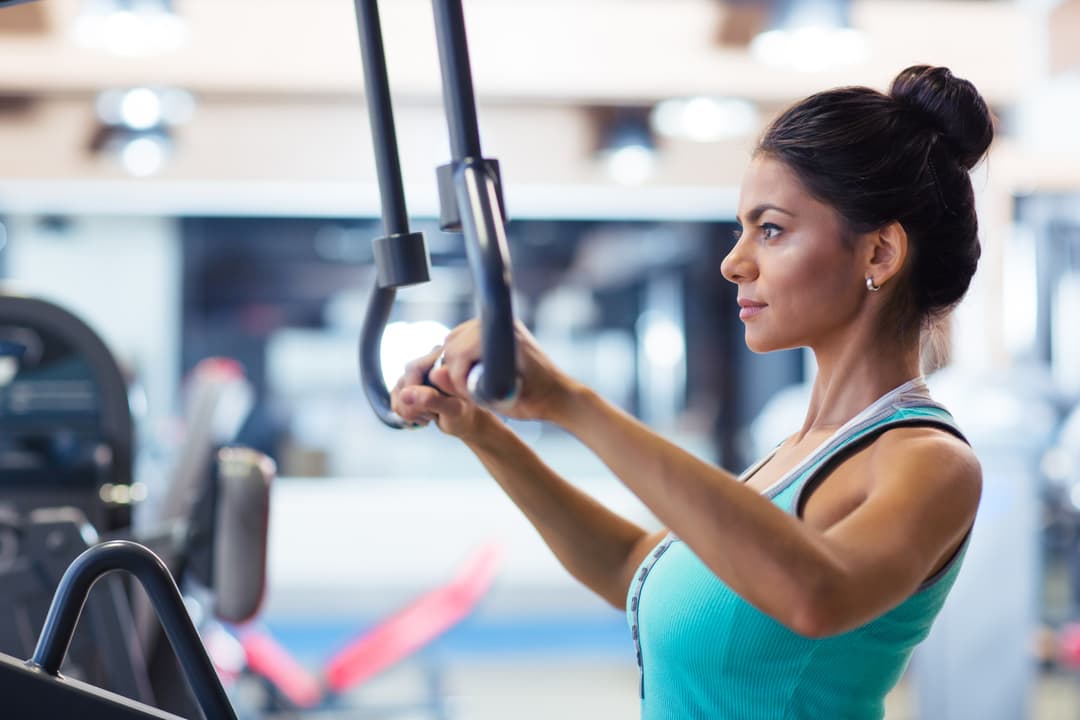 Kraftsportlerin im Fitnessstudio